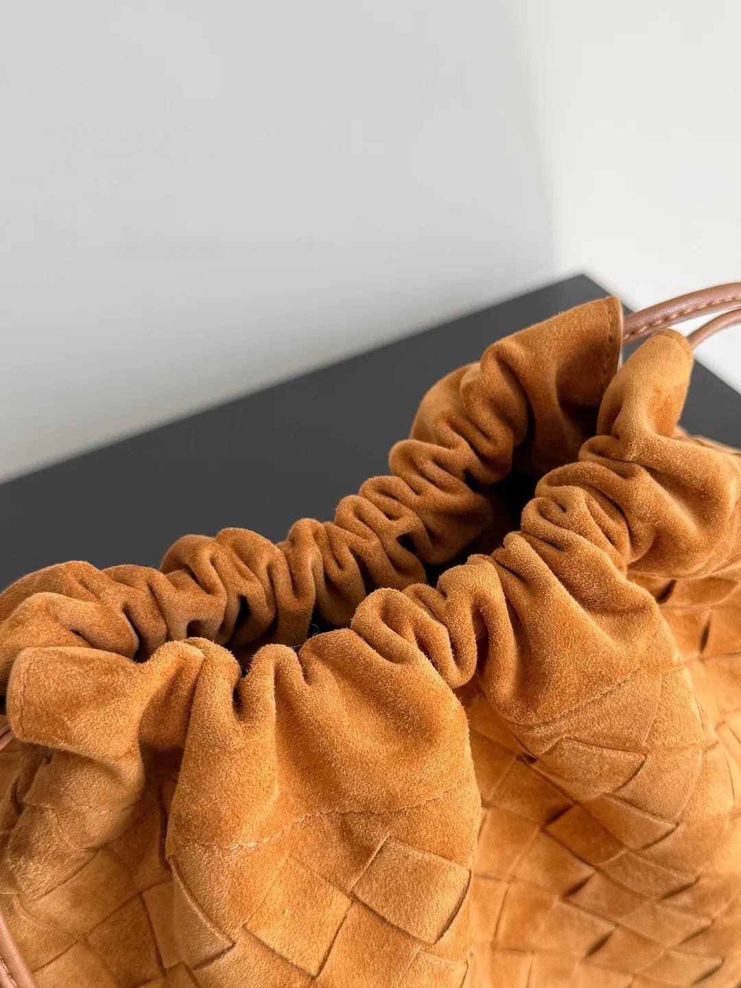 Batch 1560 Armpit bags have become a fashionable item that every girl has in their hands in recent years🛍️. The elegant and simple style has won the love of many people of different ages. However, there is an unavoidable trouble with armpit bags, that is, the capacity is too small, and BOTTEGA VENETA’s new Dustbag Considering people's travel needs, the capacity of garbage bags has been greatly upgraded. Folding umbrellas, water cups, and girls' makeup powder and lipstick can all be accommodated. It is very light and resistant to dirt. Even if you have a lot of things when traveling, it can reduce the burden to a certain extent. The shoulder straps are buckled and can be changed at will. It can be used for hand holding or as the liner of a large bag. After the drawstring is drawn, it looks like a cloud bag. It is very suitable for concave styling when traveling in summer🙋🏻‍♀️ Style number: 796728 Size: 32*23*1cm